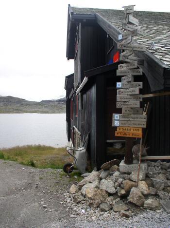 Het wegwijs paaltje naast het station van Finse.